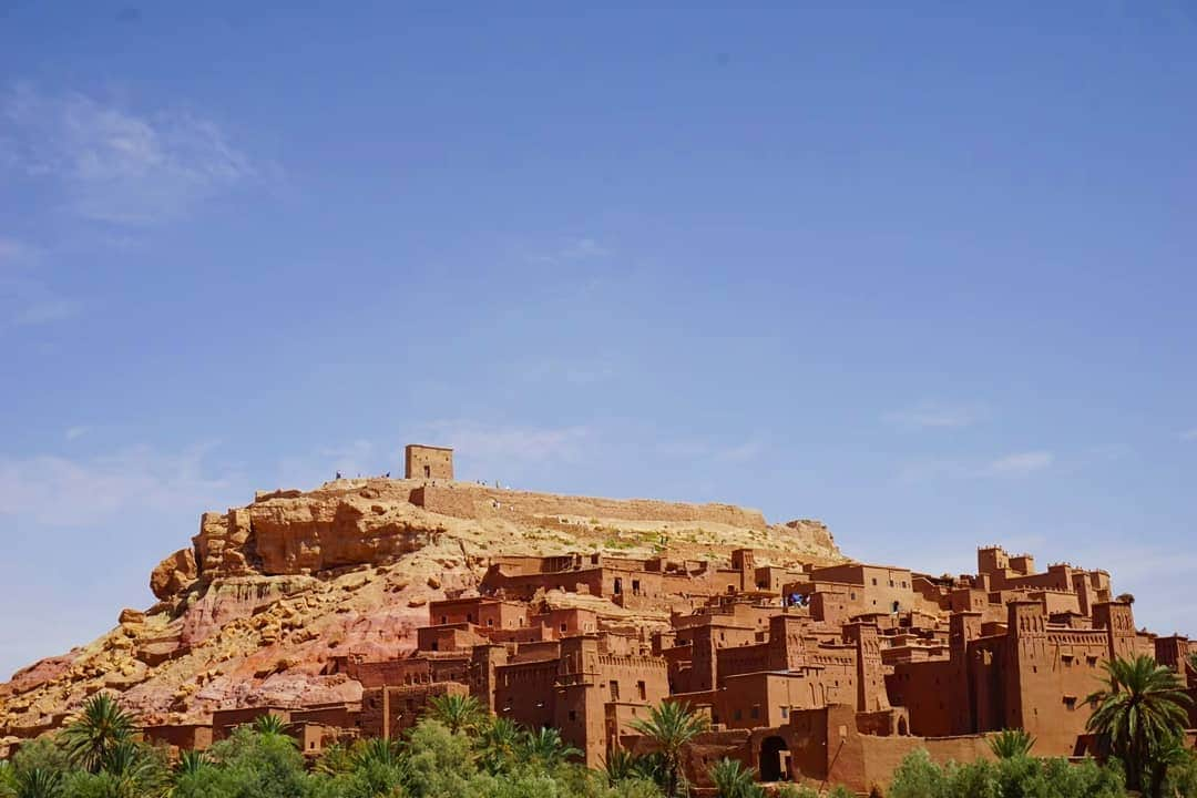 谷中麻里衣さんのインスタグラム写真 - (谷中麻里衣Instagram)「Ait Ben Haddou 💡 ... where the Gladiator was filmed ⚔️ . 世界遺産アイト・ベン・ハッドゥ✨ . グラディエーター撮影地で戦ってみたよ😉 . 絵を書いてる方がいたので、砂漠での私たちをお願い🐫 火で炙ると砂丘が浮き上がってくるの😲 . #アイトベンハッドゥ #モロッコ #モロッコ旅行 #世界遺産 #worldheritage  #aitbenhaddou  #Gladiator #Morocco #麻里衣旅行」1月5日 19時05分 - marieyanaka