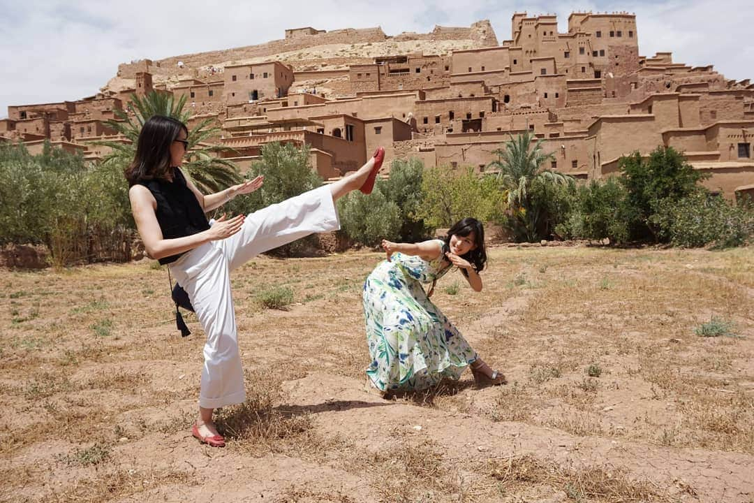 谷中麻里衣さんのインスタグラム写真 - (谷中麻里衣Instagram)「Ait Ben Haddou 💡 ... where the Gladiator was filmed ⚔️ . 世界遺産アイト・ベン・ハッドゥ✨ . グラディエーター撮影地で戦ってみたよ😉 . 絵を書いてる方がいたので、砂漠での私たちをお願い🐫 火で炙ると砂丘が浮き上がってくるの😲 . #アイトベンハッドゥ #モロッコ #モロッコ旅行 #世界遺産 #worldheritage  #aitbenhaddou  #Gladiator #Morocco #麻里衣旅行」1月5日 19時05分 - marieyanaka