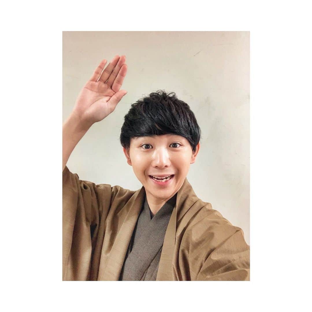 須賀健太のインスタグラム：「オンステージ、（株）sgksイベント 『すがこサミット2020』 1.2部が無事に終了致しました！ お越し下さった皆様、ありがとうございました😳 新年早々めちゃくちゃ笑った。笑 "ファンの皆さんに会う初め"は最高の形で終われました☺️ ここから今年もよろしくお願いします😳  #すがこサミット」
