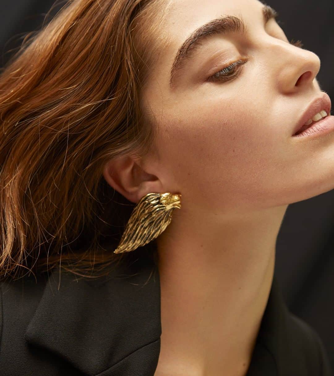 グーセンス パリのインスタグラム：「Lion clip earrings from our collaboration with Harumi Klossowska de Rola. . . #Goossens #lion #earrings #yellow #gold @harumiklossowskaderola @Claratlan」