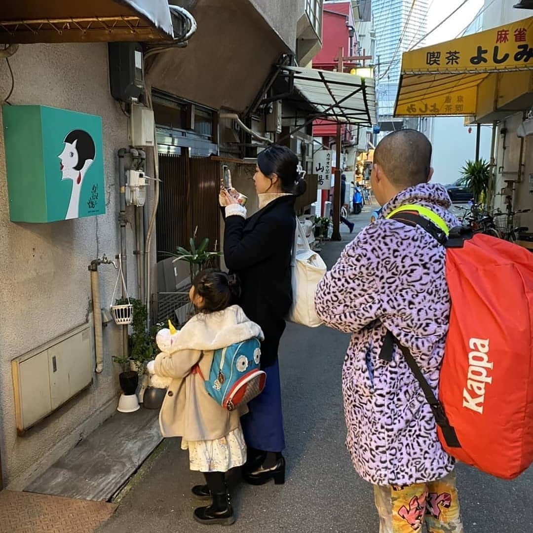 清水文太さんのインスタグラム写真 - (清水文太Instagram)「まとまって休みができたので、僕は長めの旅行をしている。 きっかけは友人の　@itomushi が「広島に正月帰るけど、行く？」 といわれたこと。 即決した僕は新幹線に乗って、広島へやってきた。 初日は色んなところに連れて行ってもらったり、彼女の友人の木本さんや、じっちゃんさんや家族と飲んだりして、リラックスができた。 @kmtksk さて、僕が綴りたかったのはこの後のことだ。 その次の日に、原爆ドームと、資料館に行ったことについて。  正直、あのドームを見たときに震えました。 ああ、この一瞬でこの空間のすべてをぶっ飛ばして、魂もどこかに強制引っ越しさせたんだって。 「あ、死ぬかも」という時間すらない死というものは、どんなに恐ろしいものなのかということを想像してしまって。そして、生き残っても後遺症が残り、苦しむ姿も原爆資料館で見ることができた。この情報は、あの土地に赴いて、あの建物を見て、館に入らないと本当のことはわからない。ネットじゃ感じられない。 ぜひ、行ってほしい。 その後にとんでもないニュースが目に飛び込んできた。とある大統領がとある偉い人を襲って、殺したというニュース。 こんなことが、また再び起こるかもしれない。 第一次世界大戦だって、とある人を暗殺したことが引き金となった。ああ、人間は繰り返してしまうのだろうかと、とても悲しい気持ちにもなったのだけれど、資料館には希望もあったから、なんとかなる気もする。無責任には言えないけれど、無責任に「なんとかなる」と思ってたほうが心もちが楽だ。  それはそうとして、希望は、最初にボロボロになった少女の写真が飾られているのだが、最後、光のようなものを見せてくれたことだ。詳しくは、直接行ったらわかること。そこがとても大事だ。 学校行事で行ったことがあっても、何か自分の足で「行く」という意識がなければ、意味がないかもしれないから。  なにより、広島はきれいな場所だ。 ご飯も美味しいし、人も優しいし(優しくない人間なんて、いないと思ってる。ベクトルがどこに向いてるかってだけだ、互いの正義が存在するから、ずれていくだけ) 何十年、もっと長い期間草木も生えないだろうといわれたこの地域に、こんなにも美しい景色が広がっていたのだ(写真が消えてしまって、見せられないのが残念だけど、慰霊碑等あった) それは、地球の凄さでもあるし、人と人だからこそ助け合える力なはず。  石に刻まれてた言葉が、今存在する人全てに必要な文字だと感じました。  これは僕らの叫びです これは僕らの祈りです 世界に平和をきずくための 　って。 僕らはこの星に存在してるご飯を食べて、家族がいて、何より心臓が動いている、当たり前なことを当たり前に感謝できる心がどこかに存在するはずだから、それを無くさないようにしなきゃね。 みんな、広島行ったらぜひ見に行って！  僕は何より、この一枚目の 友人の子供と絵を描く時間がとても楽しかった。下が僕で、上が子どもちゃん。似てる。  このことは、また詳しくコラムなどで書きます。日記も復活させようかな。  その後は、　@bluered.boutique に行ったり、今は大阪に来ていて遊んでいます。ギリギリまで、いようと思います。 @yukokure 東京行こうね。」1月5日 19時06分 - bunta.r