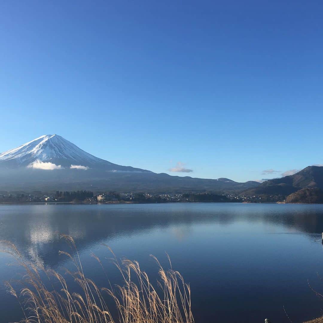 ほうとう 富士の茶屋さんのインスタグラム写真 - (ほうとう 富士の茶屋Instagram)「ご挨拶が遅くなりましたが明けましておめでとうございます。今年も姉妹店ともどもよろしくお願い致します☺️ ・ 今月 富士の茶屋の定休日ですが7日8日にお休みを頂き、勝手ながら15日以降から3月中旬までを冬季休業とさせて頂きます。 近くになりますと完熟屋河口湖店にて同じ自家製味噌のほうとうを出させて頂いております、もしよろしければそちらの店舗へお越し下さればと思います。 ご不便おかけしますが、よろしくお願い致します！ #ほうとう#富士の茶屋#近く#富士山#富士山5合目#すばるランド#富士急ハイランド#ふじてん#ふじてんスノーリゾート #河口湖#山中湖#忍野八海」1月5日 19時06分 - hoto_fujinochaya