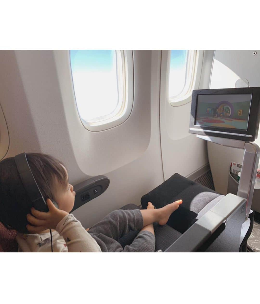 Remiさんのインスタグラム写真 - (RemiInstagram)「sweet dream…💓memorandum of travel goods with babies👦🏻👶🏻 ハワイの投稿もやっと終わり。 実は今日から別の旅に来ています✈️その辺りはまた別途。  今後のためにも、ハワイの子連れ旅で持ちものについて備忘録メモを残しておきます📝 . . . 【 #ハワイ子連れ旅 持ってきてよかったもの】 . . ☑︎ #抱っこ紐、 #スリング　 移動には抱っこ紐、寝かしつけにはスリングで使い分け。  @maynmai_jp #メイアンドマイ のスリングに入れると本当すぐに寝るので、いつもポーチに入れて持ち歩いていました。 . . ☑︎ #2人乗りベビーカー つい前までは👦🏻がベビーカー、👶🏻が抱っこ紐でしたが、下の子が重くなってきてずっと抱っこはつらいので、2人乗りがマストになりました。 @joie_japan の2人乗りは収納力も抜群なので荷物入れとしても活躍✨片手でワンタッチで折り畳めて、コロコロで片手で運べるのも便利！ バッグは @qbag_japan が大活躍でした🧳 . . ☑︎ #ガイドブック 今回は初めての子連れハワイだったので子連れガイドブックを持参。子供が楽しめるスポットやショップ、モデルプランなど参考になる情報ばかり✨ @makikonikson さんの本は旅の情報以外にも読み物として楽しめる♪ . . ☑︎ #ベビースキンケア 保湿剤、日焼け止め、トラベルサイズのソープ&ローション、歯ブラシなど。ベビーソープは途中で無くなり買い足しました。 (虫除けは使いませんでした。) また今回使わなかったけど、冷えピタや解熱剤などの薬も持参しました。 . . ☑︎ #食事グッズ　 スプーンやストロー、ふりかけにアルコール消毒などいつものお出かけセットに加えて、小さめのタッパーやジップロックが何かと役に立ちました。 調乳用の魔法瓶や、食器洗い洗剤スポンジも忘れずに。. . 追記※アメリカ(ハワイ含む)はベビーフード含め肉類(エキス含む)の持ち込みは禁止されています。私の無知で誤った情報を発信してしまい大変申し訳ありません。写真を見て持ち込みできると誤解をされないようこちらに明記致します。ご指摘頂き誠にありがとうございます。 . . . ☑︎ #機内グッズ 今回初めて使った空気で膨らませるクッション、👦🏻の足おきにもなるし、フルフラットで寝られるので快適そうでした✨👶🏻はバシネットでぐっすりでした。 あとは本やおもちゃ、塗り絵も持参。 子供用のヘッドフォンや、ipadに動画をダウンロードしておいたのも役に立ちました。 . . . 【ハワイで買ってよかったもの】 . ☑︎ #離乳食 スーパーで試しに買った離乳食、とても気に入ったようでパクパク食べていました。 オーガニックで種類も豊富でした。 こちらはアラモアナの @walmart にて。 子供用にパンやフルーツも購入しました。 . . ☑︎ 着る浮き輪 たまたま見つけたこの浮き輪、すごい良かったです！タンクトップ型で股でも固定するので、ずり落ちないしサイズもちょうど良い！ @tjmaxx で購入しました。  2歳と10ヶ月ですが参考になれば👦🏻👶🏻. . .  #ハワイ #子連れ旅 #子連れ #ベビーグッズ #lovetabimama」1月5日 19時17分 - remi_912