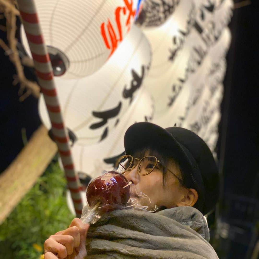 松井玲奈さんのインスタグラム写真 - (松井玲奈Instagram)「あけましておめでとうございます。 お正月の屋台の誘惑に見事に負けて、りんご飴を買って帰りました。 今年は抱え込みすぎず、相手の懐に飛び込むことを覚える年にしようかなと思います。」1月5日 19時14分 - renamatui27