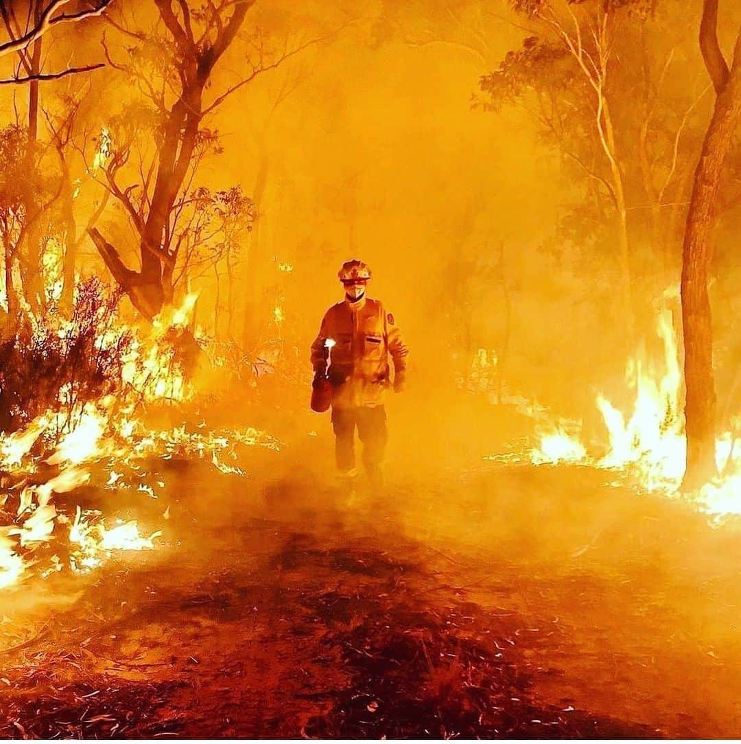 トニ・エリアスさんのインスタグラム写真 - (トニ・エリアスInstagram)「Its Sad to see Australia on fire...the land we love, the one we know, and one of them the one we pass by when we go racing in Phillip island is on this hell conditions!!! Glad my friends are ok...but Praying for a better conditions!!! 🔥🙏🙏🙏🙏😘♥️」1月5日 19時18分 - tonielias24