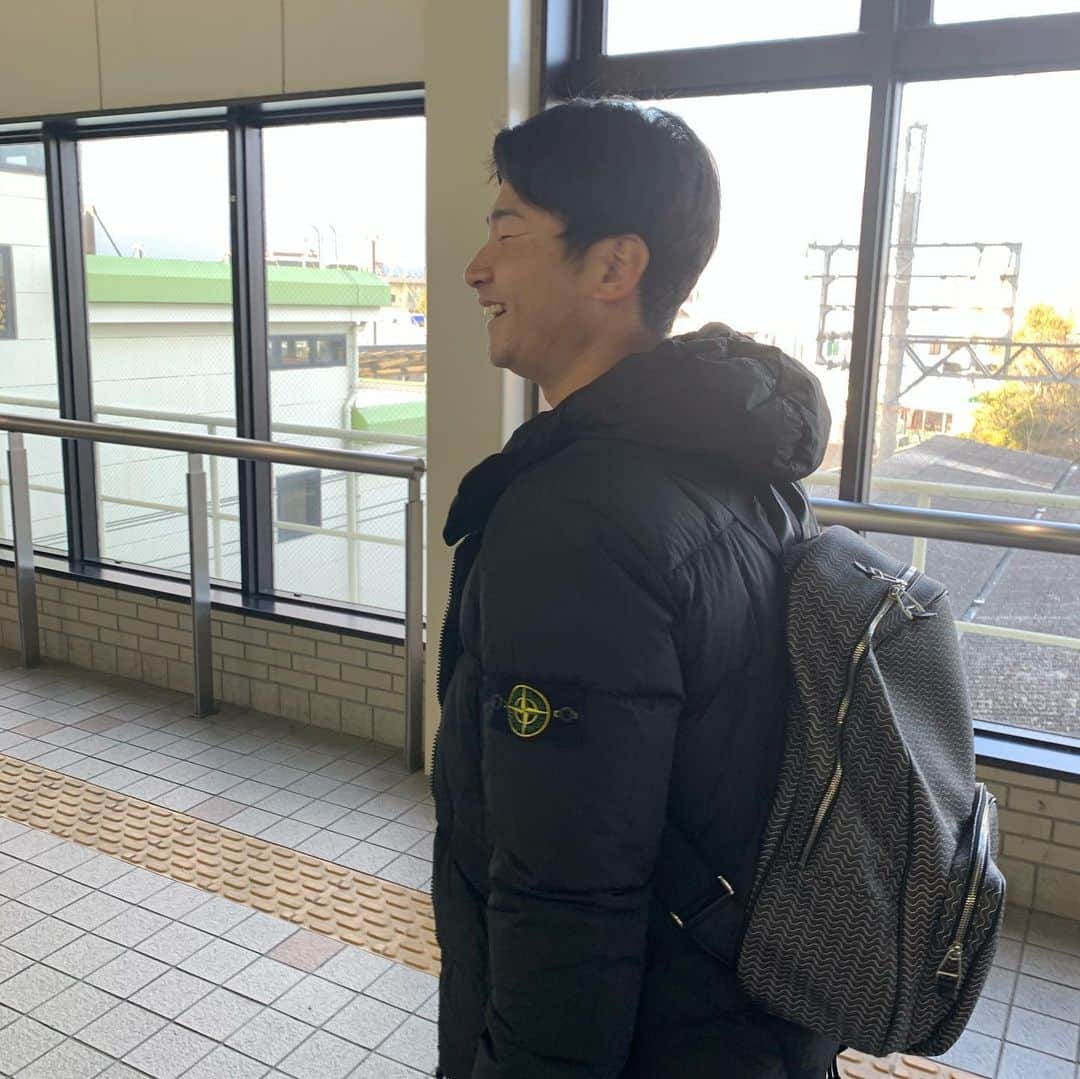 のインスタグラム：「明日から自主トレ開始です！ 今年は例年以上に本を読むと決めました🦀 早速本屋さんに行って買ってきました〜 関係ない本もありますが色々なことに興味を持って野球に繋げて行きたいと思っています！ 飲み物はシーズン中にいつも持ち歩く3点セットです🧊🥦🍌笑 これから始まるシーズンをいいものにするために頑張ります。 今年も応援よろしくお願いします📣」