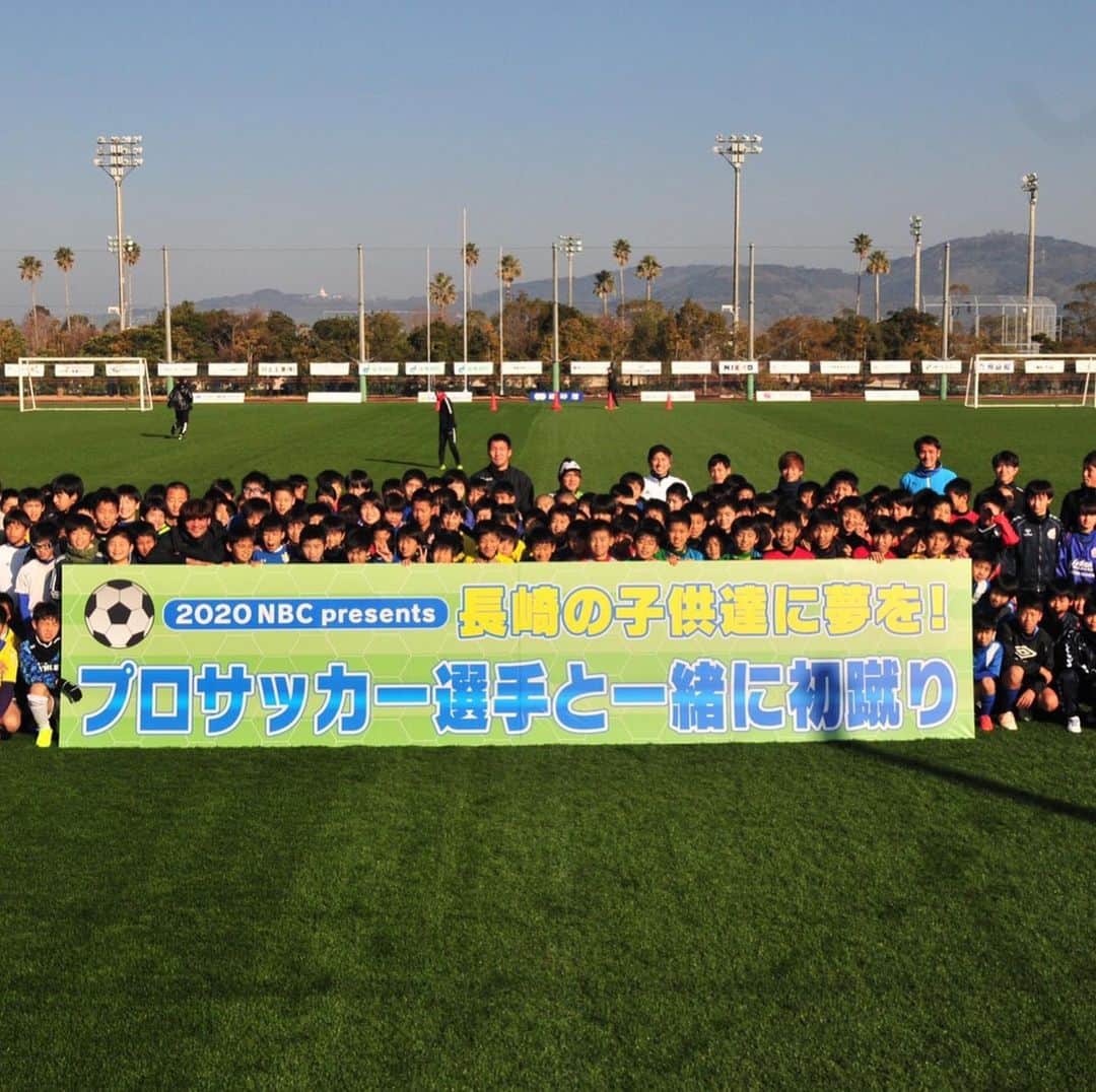 のインスタグラム：「2020年　あけましておめでとうございます🎍 初蹴りは地元長崎でやらせてもらいました！ 長崎出身、または長崎に関わりがあるJリーガーが参加してくれて、長崎の子供達と楽しくサッカーできました！4回目となる今回グラウンドを貸していただいたV・ファーレン長崎、そして協賛いただいた会社、協力いただいた方々に感謝しかありません。 長崎の子供たちにもらったパワーで2020シーズン、ベガルタ仙台で勝利に繋がるプレーがたくさん出来るように頑張ります！ #ベガルタ仙台 #V・ファーレン長崎 #やっぱりサッカーは楽しい #2020年最高の1年に #今年はインスタいっぱい更新するぞー」