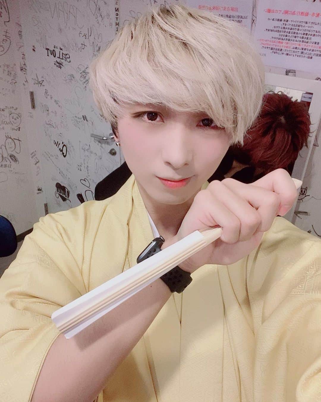 のインスタグラム：「人生初袴はどうでしたか！？👘 (誰が笑点じゃ！！！！www)  #buzz_er #ブザー #袴 #お正月 #メンズアイドル #金髪 #誰が笑点じゃ #あけましておめでとうございます  #今年もよろしくね #ぴっぴっぴー」