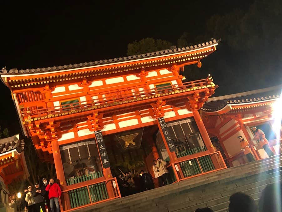 山下愛実（まなみるく）さんのインスタグラム写真 - (山下愛実（まなみるく）Instagram)「. .  年越しカウントダウンは 今年もゆい👭❤️❤️ 京都で新年迎えました🎍⛩🏯 #2枚目どうしても近くなるなんで #京都#八坂神社#団子#神社 #2020#kyoto#instagood#followｍe」1月5日 19時24分 - manami_ymst