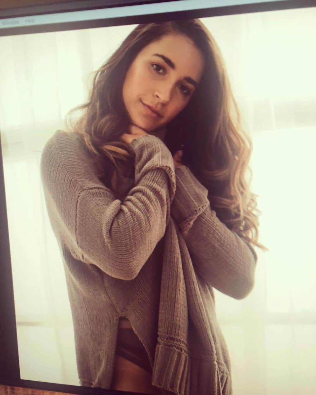 アリー・レイズマンさんのインスタグラム写真 - (アリー・レイズマンInstagram)「Cozy on set ☺️」1月6日 4時59分 - alyraisman