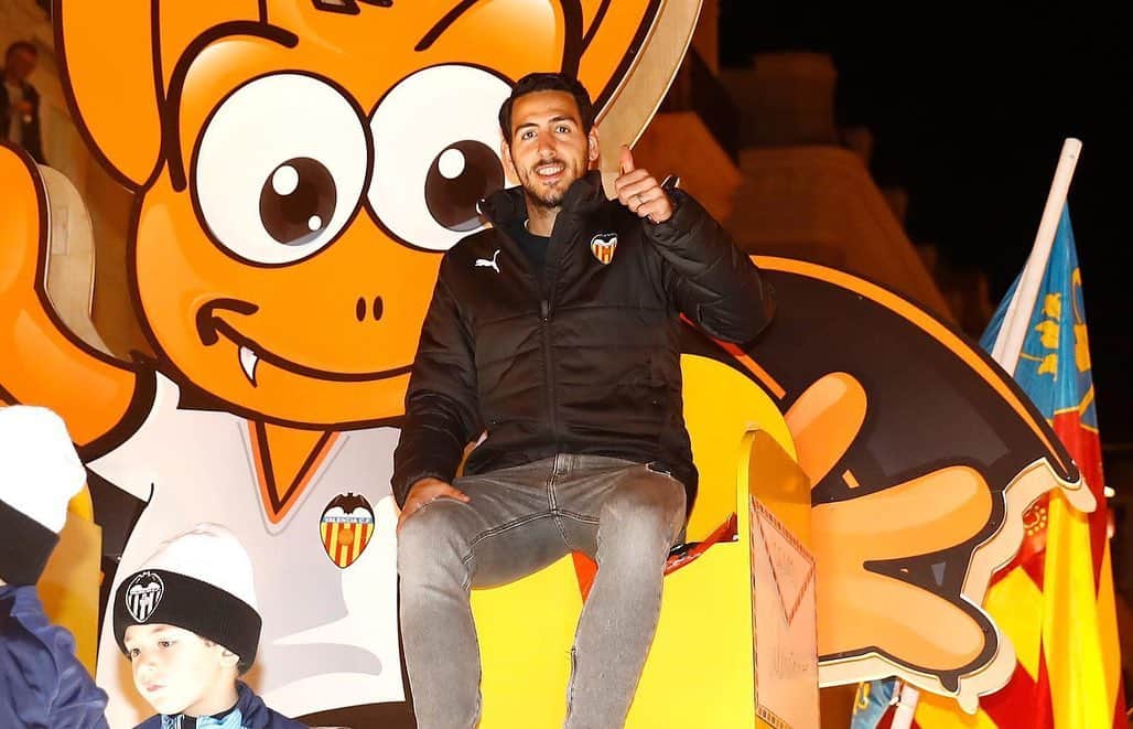 ダニエル・パレホのインスタグラム：「Impresionante ver tanta gente feliz e ilusionada... Esta es una de las noches más bonitas y especiales del año... Que la disfrutéis y os traigan muchas cosas los Reyes!!!」