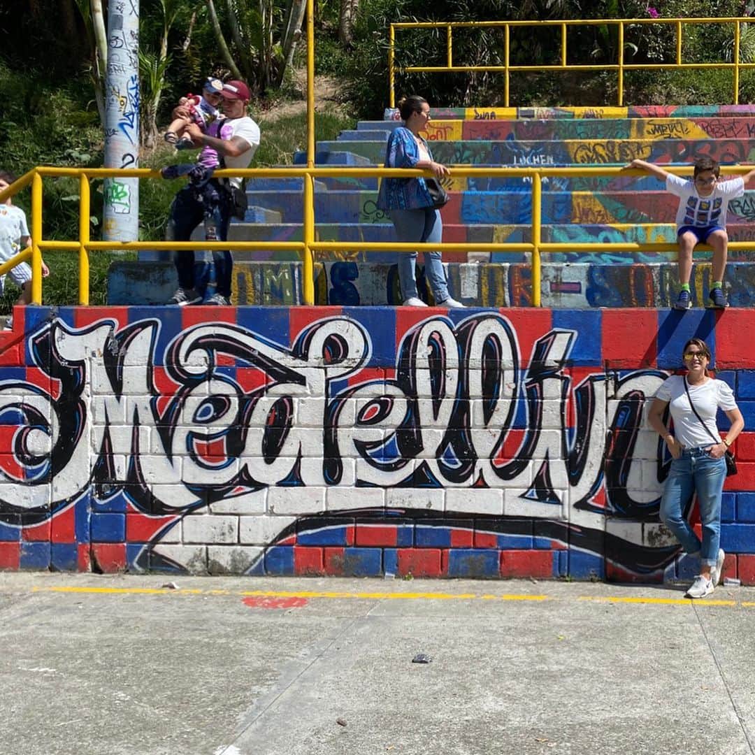 Erika De La Vegaさんのインスタグラム写真 - (Erika De La VegaInstagram)「Conociendo la ciudad de #Medellín y sus logros de paz. Comuna 13 era una zona conocida por ser la más peligrosas de la ciudad y hoy en día es un ejemplo de transformación erradicando la violencia y llenando de arte sus calles, usando las paredes como lienzos para expresarse social y políticamente con graffitis y el hip-hop suena como el soundtrack de sus calles. A pesar de lo doloroso que fue su proceso de transformación, Medellín es el ejemplo perfecto, de que las ciudades también se reinventan #EndefensaPropia 💚 DESLIZA PARA MAS FOTOS」1月6日 5時31分 - erikadlvoficial