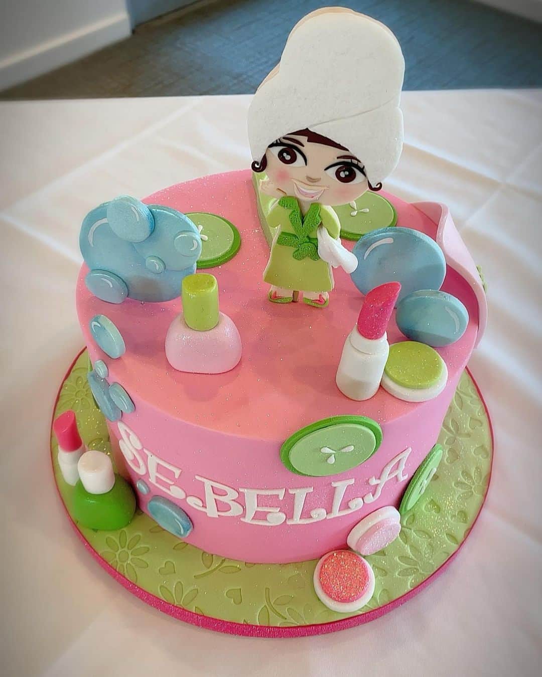 ロゼリン・サンチェスさんのインスタグラム写真 - (ロゼリン・サンチェスInstagram)「Is this stunning or what?!! And delicious!! Gracias @cakebashstudiobakery @cakebashstudio and the great Karla for the cake!! Sebi when “gaga” for it!! She was so proud of it 💕💕」1月6日 5時34分 - roselyn_sanchez