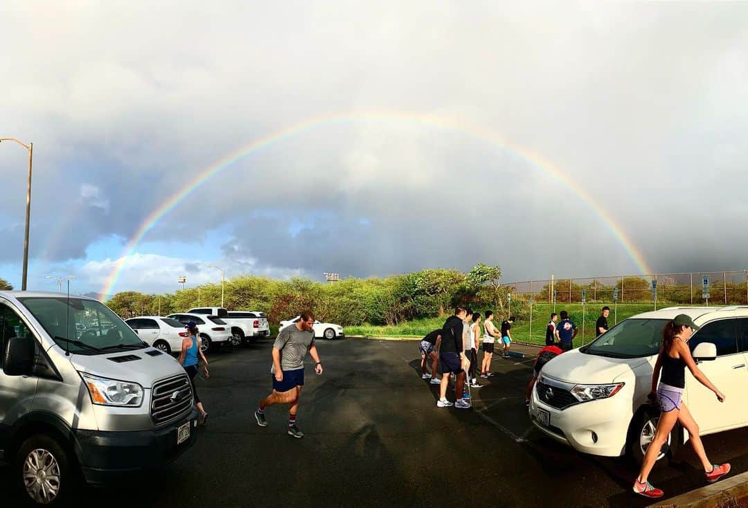 ウルフ・アロンのインスタグラム：「ハワイの虹！こんな嘘みたいな虹って本当にあるんだね。アニメとか絵だけだと思ってた！  #ハワイ #ココヘッド #虹」