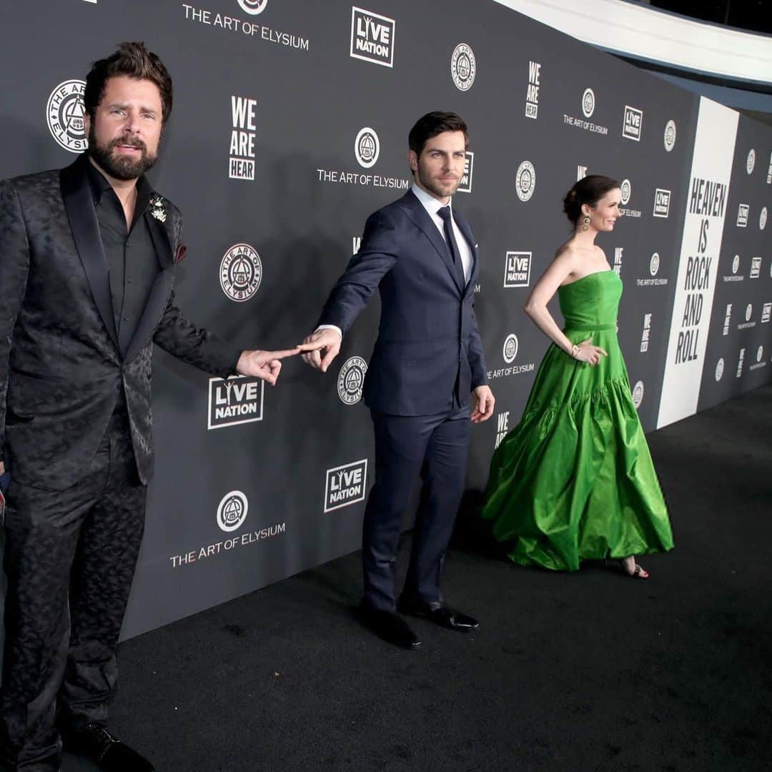 ビッツィー・トゥロックさんのインスタグラム写真 - (ビッツィー・トゥロックInstagram)「Date night with my love and my gals at @theartofelysium event last night. Thank you to @andremakeup @davidgardnerla @carasoin @saintannjewelry @toryburch @zeduchess @oscardelarenta for helping put my look together 🥰」1月6日 5時35分 - bitsietulloch