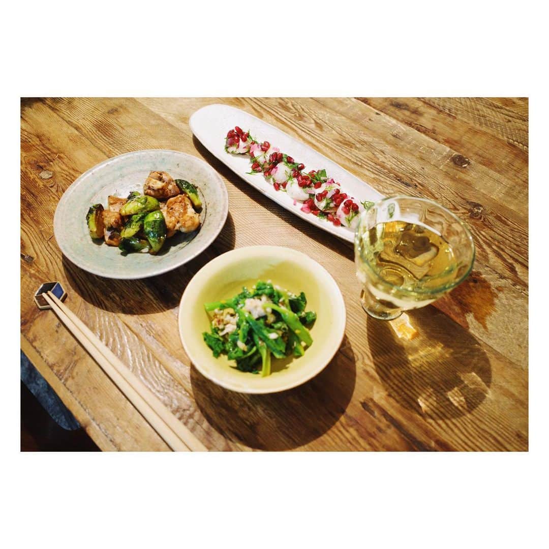 のインスタグラム：「おひとりさま晩酌セット🍷 鶏肉と芽キャベツのナンプラーバター 菜の花とオツナのラー油和え ホタテとザクロとハーブのセビーチェ 運動した日は、これだとお腹が空く… でも、家でひとりだし、これくらいがちょうどいい。 おかげでワインはくいくい進みましたw #みやれゴハン　#おうちごはん　#晩酌　#ひとり呑み」