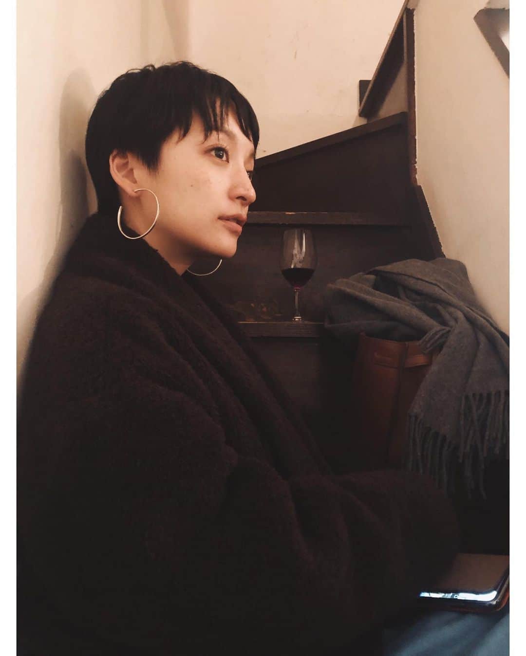 のインスタグラム：「小さなお店の階段でワインを飲んだ夜🍷 こーいうの大好き。 外に出たら風が冷たくって、まだ20時ってのが嬉しくって、ほろ酔いで体がふわふわしてた。幸せな真冬の記憶。」