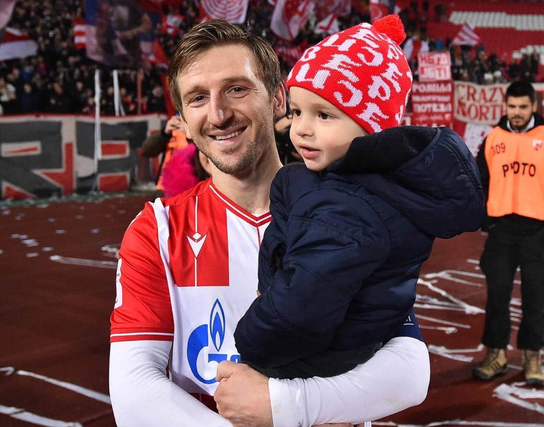 マルコ・マリンのインスタグラム：「Proveo sam godinu ipo dana u klubu koji volim od rodjenja. Godinu ipo predivnih dana. Igrao sam, pobedjivao, osvajao trofeje, usrecio i sebe i nase navijace. Ispunio sam sve svoje decacke snove. Sada je doslo vreme za rastanak. Doslo je vreme za nove izazove.  Zelim da se zahvalim navijacima Crvene zvezde,  svojim saigracima, trenerima, rukovodstvu kluba, ljudima koji su mi omogucili da ispunim zelju i decacki san da igram za svoj voljeni klub. Nadam se da sam ispunio ocekivanja navijaca i svih ljudi u klubu. Zvezda je u poslednje vreme postigla velike uspehe igranjem u evropskim takmicenjima i osvajanjem titula u domacem prvenstvu. Nadam se da ce i u buducnosti nastaviti putem uspeha i vratiti se na mesto u Evropi koje joj pripada,a to je konstantno igranje u evropskim takmicenjima prije svega. Doslo je vreme za neke nove, mladje igrace da pronose slavu velikog kluba. Zelim Zvezdi osvajanje titule u domacem prvenstvu i naravno kvalifikaciju u neko od evropskih takmicenja. Pozeleo bih celoj Zvezdaskoj porodici srecne bozicne praznike uz pozdrav Hristos se rodi 🙏🏼❤」