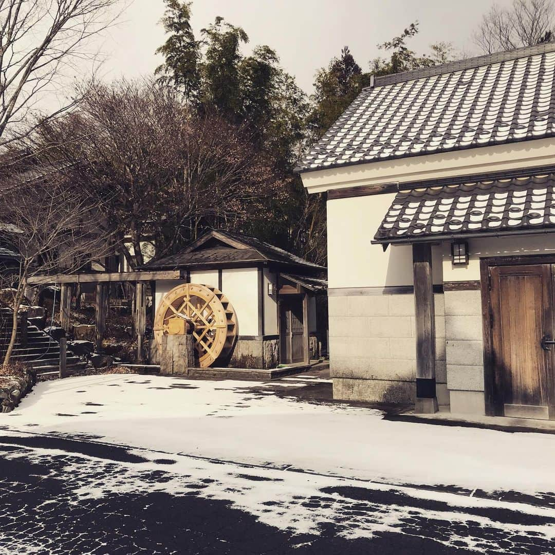 宇野剛史さんのインスタグラム写真 - (宇野剛史Instagram)「那須高原の味噌屋良き⛄️ #那須高原 #水車 #那須 #味噌屋」1月5日 21時13分 - unochannel