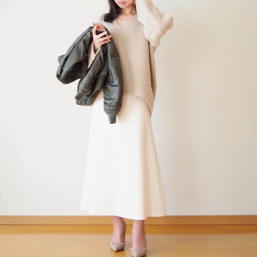 hanaのインスタグラム：「outfit❄️ * beige×white☺︎ * あいからわずゆるいニットが好きです。 お気に入りのニットのイロチをsaleで買えて ほくほくしているところ♩ * #frayid #deuxiemeclasse #srammbaum #lappartement #valentino #valentinoshoes」