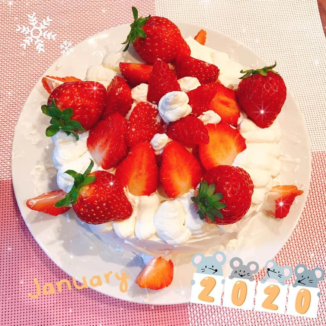 佐藤もも子のインスタグラム：「ショートケーキ🍰 作ったよ💕  仕上げは姪っ子ちゃんと一緒に🎂🍓 #お菓子作り #ケーキ　#手作りケーキ　#あけましておめでとうございます  #ショートケーキ」