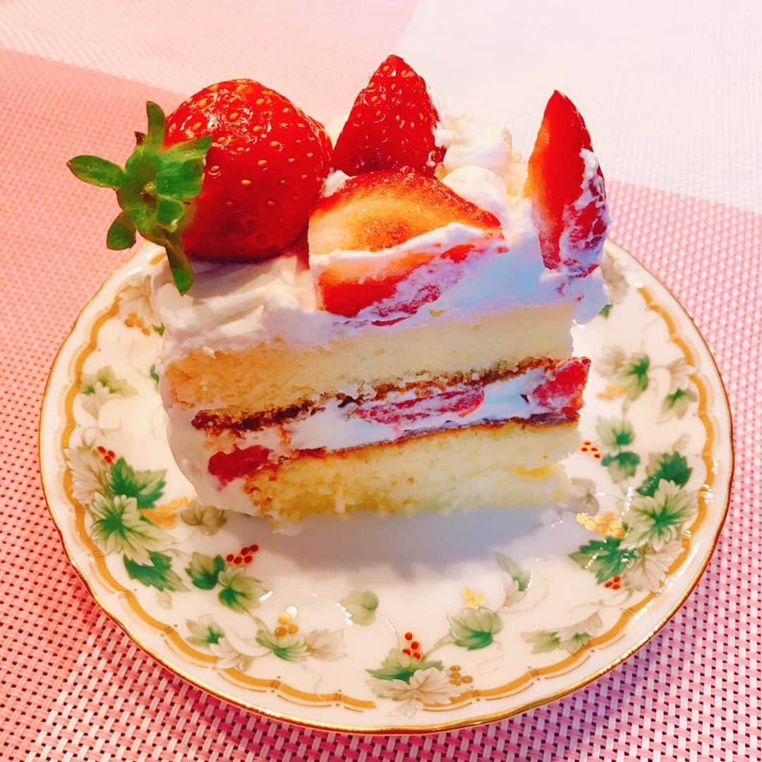 佐藤もも子さんのインスタグラム写真 - (佐藤もも子Instagram)「ショートケーキ🍰 作ったよ💕  仕上げは姪っ子ちゃんと一緒に🎂🍓 #お菓子作り #ケーキ　#手作りケーキ　#あけましておめでとうございます  #ショートケーキ」1月5日 21時27分 - sato_momoco