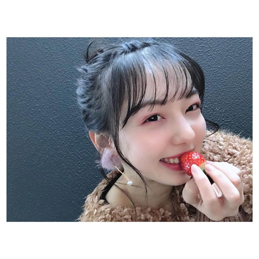 西田ひらりさんのインスタグラム写真 - (西田ひらりInstagram)「今日は #いちごの日  いちご狩り行きたい〜 ・ ・ ・ #西田ひらり #いちご #ヘアアレンジ #メイク #高校生 #strawberry #hairstyle #makeup #jk #instagood #photooftheday」1月5日 21時20分 - hirari_nishida