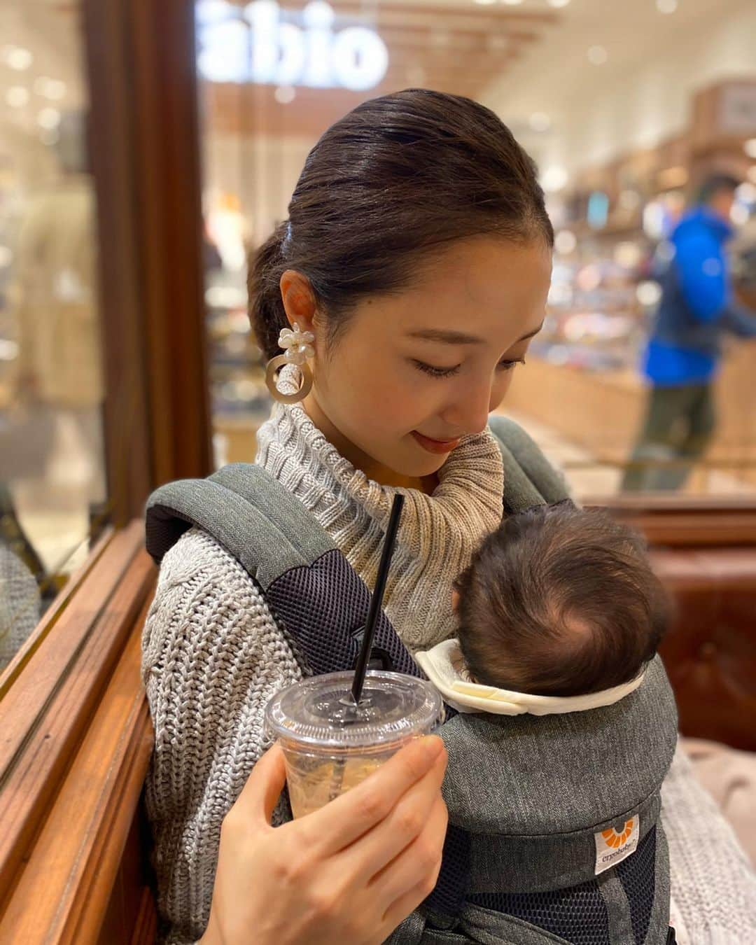 大浦育子さんのインスタグラム写真 - (大浦育子Instagram)「遅くなりましたが、 新年明けましておめでとうございます✨ 明日から仕事始め人も多いのでは。 新たな気持ちでスタートできますように🙏 今年もよろしくお願いします❣️. . #2020#令和2年#正月  #赤ちゃん#育児#子連れ #新米ママ#娘#女の子ママ #ママ#令和ベイビー#子育て #出産#第一子#baby#mama」1月5日 21時21分 - ikuko_oura