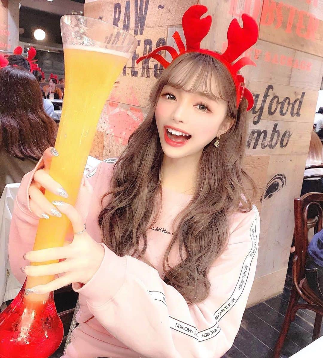 あやちゃんさんのインスタグラム写真 - (あやちゃんInstagram)「かんぱーい💗💗 わりとお酒強いんです🍺笑 元気いっぱいな写真あげときます✌️ #ダンシングクラブ #ダンシングクラブ新宿 #ダンシングクラブ東京 #dancingcrab #dancingcrab新宿 #新宿グルメ #新宿ディナー #東京グルメ #東京ディナー #ビール女子 #ビール #カニ #新年会 #ラフコーデ #スウェットコーデ #パーカーコーデ #新宿 #東京」1月5日 21時22分 - aya.you.love.r