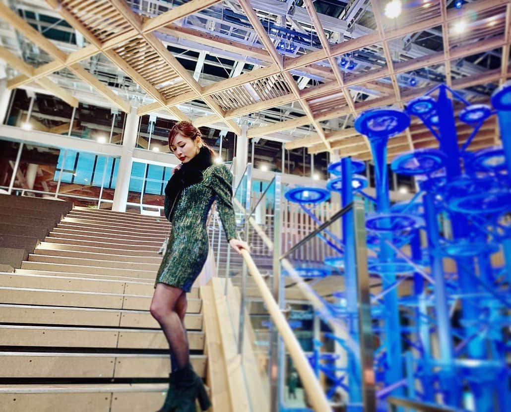 のインスタグラム：「💖 . 10年ぶりの中学の同期会のドレスコードは学年カラーだった緑だったので、ここぞとばかりに緑トレ愛を発揮した💚 . ここは地元八戸のインスタ映えスポットらしい… 中心街が色々変わっててビックリした🤩 . . #お正月#帰省#地元#同窓会#同期会#青森県#八戸市#八戸#緑トレ#ねじょめんらぶ#party#dressup#dresscode#green#インスタ映え#映えスポット#fashion#ootd#cordinate#페션#japan#model#japanesemodel」