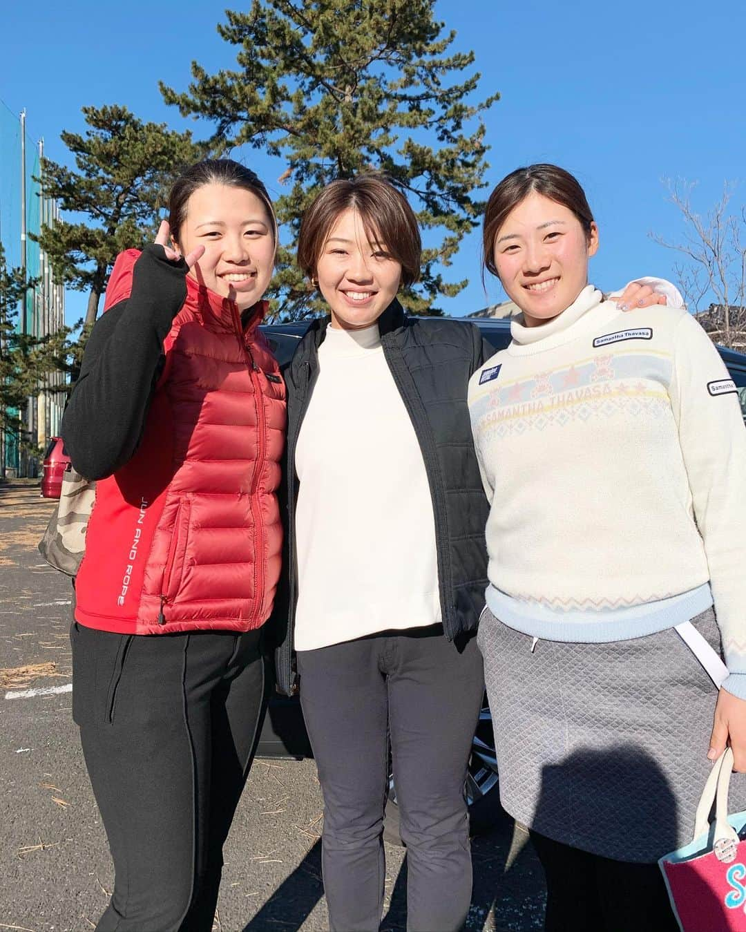 山口すず夏のインスタグラム：「ルミちゃんと菜々子と座間キャンプで新年初ラウンド⛳️💗 結果は、5バーディー4ボギー1ダボでした😭座間でなかなか60台が出ないので次回る時は60台で回れるように頑張ります🏌🏼‍♀️🏌🏼‍♀️🏌🏼‍♀️ 出入りが激しすぎました😅 笑い事じゃないので、ボギーやダボ打たないように練習します！😊💪 でもすごく楽しくラウンドする事ができました！❤️ 明日からきついトレーニングも始まるので、気を引き締めてシーズンに向けて頑張ります！ ・ #座間キャンプ#ゴルフ#ルミ打法#良かった笑」