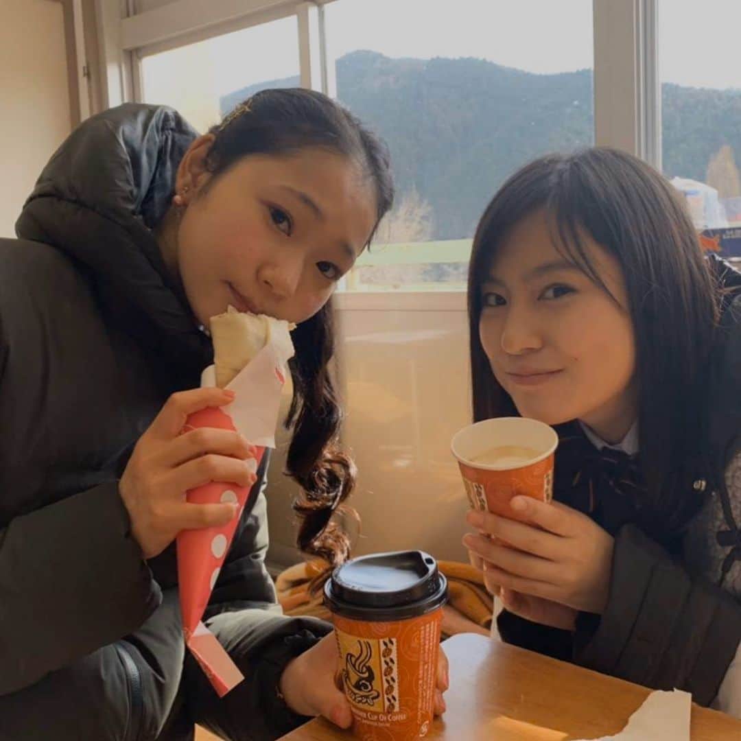 斎藤なりのインスタグラム：「映画シグナル100 舞台挨拶まであと4日💮 今日のオフショットはゆりゆり👩‍❤️‍👩 . 座長である橋本環奈ちゃんからのケータリングで 頂いたクレープを一緒に頬張りました！ (美味しすぎて、夜撮影終わりに みんなでダッシュしておかわりしに行ったのは内緒🤫) . 2枚目は撮影風景🌿 公開までお楽しみに！ #シグナル100」
