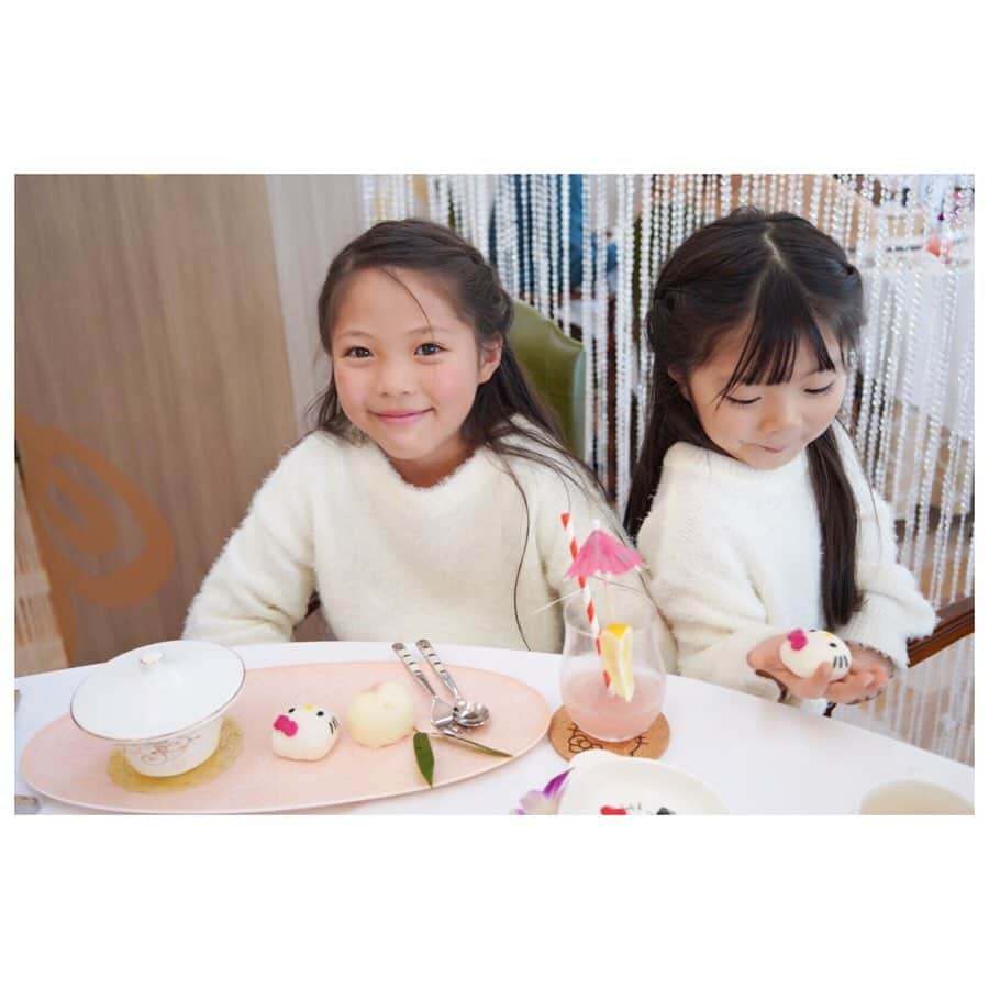 Yukiさんのインスタグラム写真 - (YukiInstagram)「冬休みの思い出(o^^o)✩. 一年前にも行った @hellokittysmile.awaji ハローキティスマイルへ今年も行ってきました♡  どこを見てもキティちゃんがいて可愛くて親子で感激✨  キティちゃんのシアターも可愛くて、万華鏡の中に入れるエリアは楽しくて大喜び✨  レストランのお食事もとっても素敵でおせち料理を堪能✨  1/7-3/19 までリニューアル工事をされるので、また春からのオープンも楽しみ🥰🌸 系列のハローキティショーボックス @hellokittyshowbox.awaji はこれまで通り営業されるそうです♡♡ またゆっくり遊びに行きたいです(o^^o)🎀 ホワイトコーデの詳細はblogに載せますね🥰  #hellokittysmile #ハローキティスマイル #淡路島西海岸 #awajiwestcoast」1月5日 21時41分 - yukikuu96