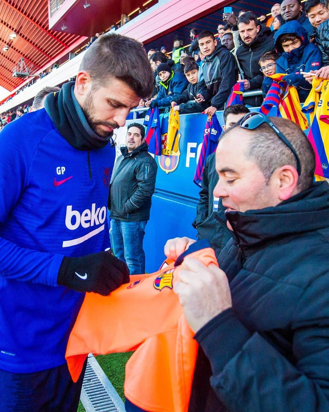 FCバルセロナさんのインスタグラム写真 - (FCバルセロナInstagram)「Special training session. You’re the best BarçaFans 💙❤️ 🙌 Gracias por vuestro apoyo 👍 Els millors fans del món 🔝 @fundaciofcb」1月5日 21時42分 - fcbarcelona