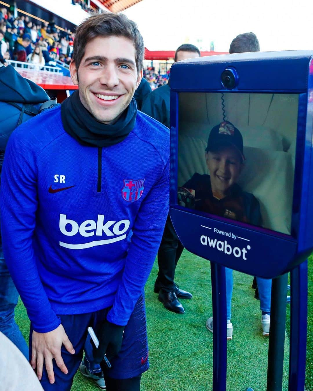 FCバルセロナさんのインスタグラム写真 - (FCバルセロナInstagram)「Special training session. You’re the best BarçaFans 💙❤️ 🙌 Gracias por vuestro apoyo 👍 Els millors fans del món 🔝 @fundaciofcb」1月5日 21時42分 - fcbarcelona