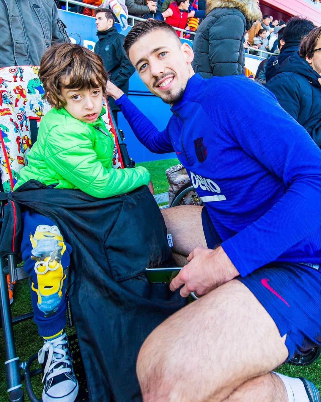 FCバルセロナさんのインスタグラム写真 - (FCバルセロナInstagram)「Special training session. You’re the best BarçaFans 💙❤️ 🙌 Gracias por vuestro apoyo 👍 Els millors fans del món 🔝 @fundaciofcb」1月5日 21時42分 - fcbarcelona