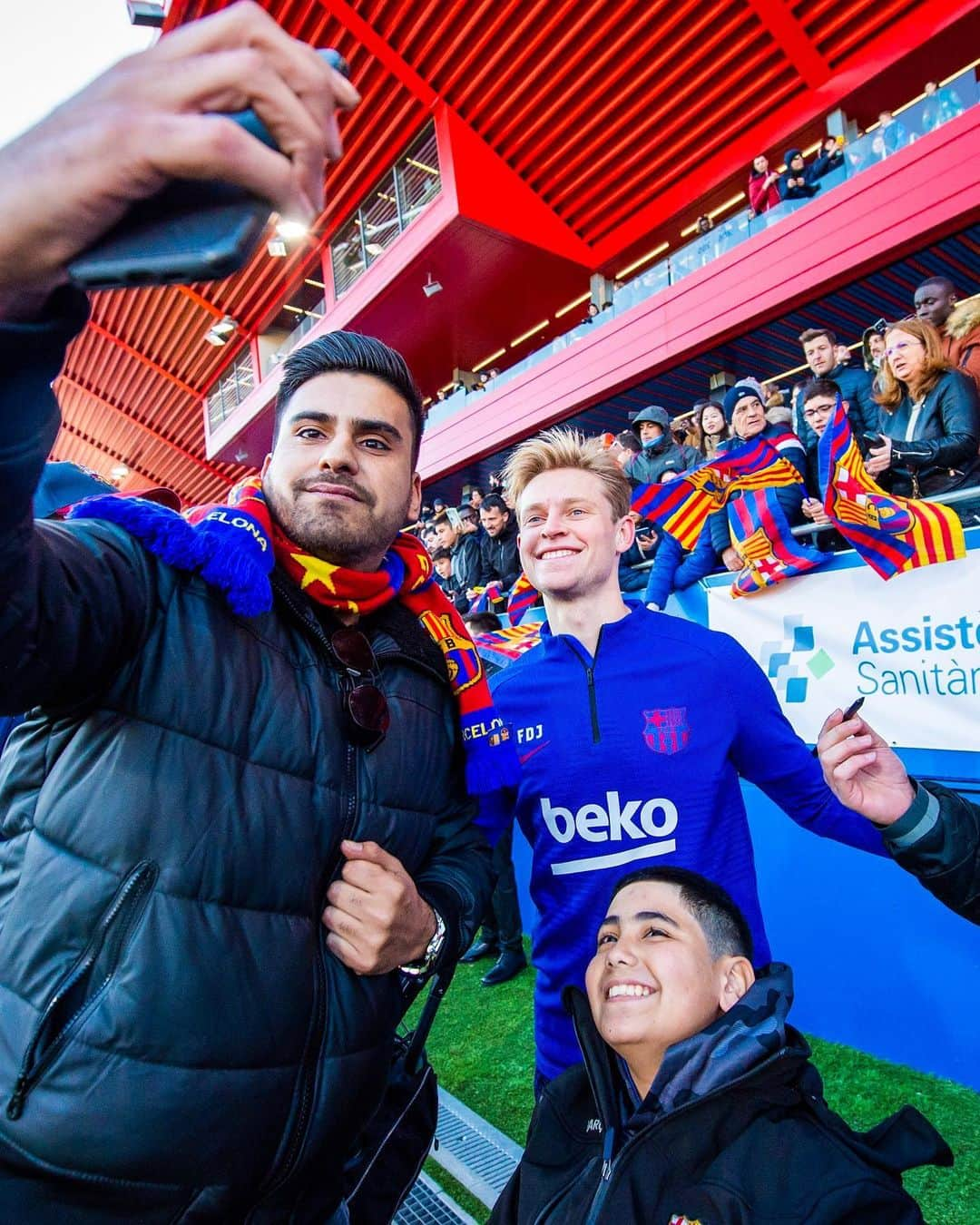 FCバルセロナさんのインスタグラム写真 - (FCバルセロナInstagram)「Special training session. You’re the best BarçaFans 💙❤️ 🙌 Gracias por vuestro apoyo 👍 Els millors fans del món 🔝 @fundaciofcb」1月5日 21時42分 - fcbarcelona