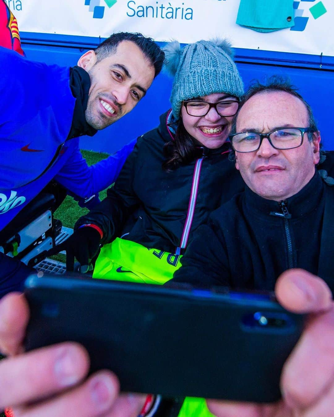 FCバルセロナさんのインスタグラム写真 - (FCバルセロナInstagram)「Special training session. You’re the best BarçaFans 💙❤️ 🙌 Gracias por vuestro apoyo 👍 Els millors fans del món 🔝 @fundaciofcb」1月5日 21時42分 - fcbarcelona