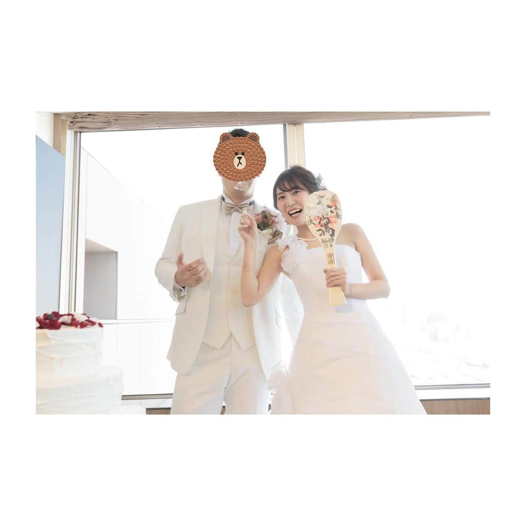 大崎みらいさんのインスタグラム写真 - (大崎みらいInstagram)「、 #ちゃんみらwedding 、 ケーキ入刀！ あっという間に終わりましたw 、 んでファーストバイト🥳 予定よりも 倍大きいスプーンが 新郎の手に渡り、驚愕😥 入るかなぁ😰と心配したけど ガッツリ大きな口あけて ガッツリ食べてやりましたww🤩 、 そして私は 宮島名物しゃもじ〜🤣 この日のために 取り寄せて貰いました！ ありがとう〜🤡 しゃもじは良い感じに 食べさせてあげれたのですが 全然顔を汚してくれなかったので 最終的には手でなすりつけました！ たのしかった〜🤪❤️w 、 、 ケーキはセンス良く 上段だけに 花びらを飾ってくださいと リクエストしたら こんな感じに！😍 とっても素敵！ ありがとう御座いました！ 、 、 、 更新遅くてごめんなさいw あけましておめでとうございます㊗️ 今年も宜しく御願いいたします🌅 、 、 、 #happy #wedding #結婚式 #卒花嫁 #卒花嫁レポ #結婚 #挙式 #ウェディングフォト  #ウェディングドレス  #ヘアアレンジ #ウェディングヘア  #ケーキ #love #ウェディングケーキ  #品川 #thelandmarksquaretokyo  #ランドマークスクエア東京 #花嫁 #友達 #friends #結婚式レポ #時差スタグラム 、」1月5日 21時46分 - miccolo3