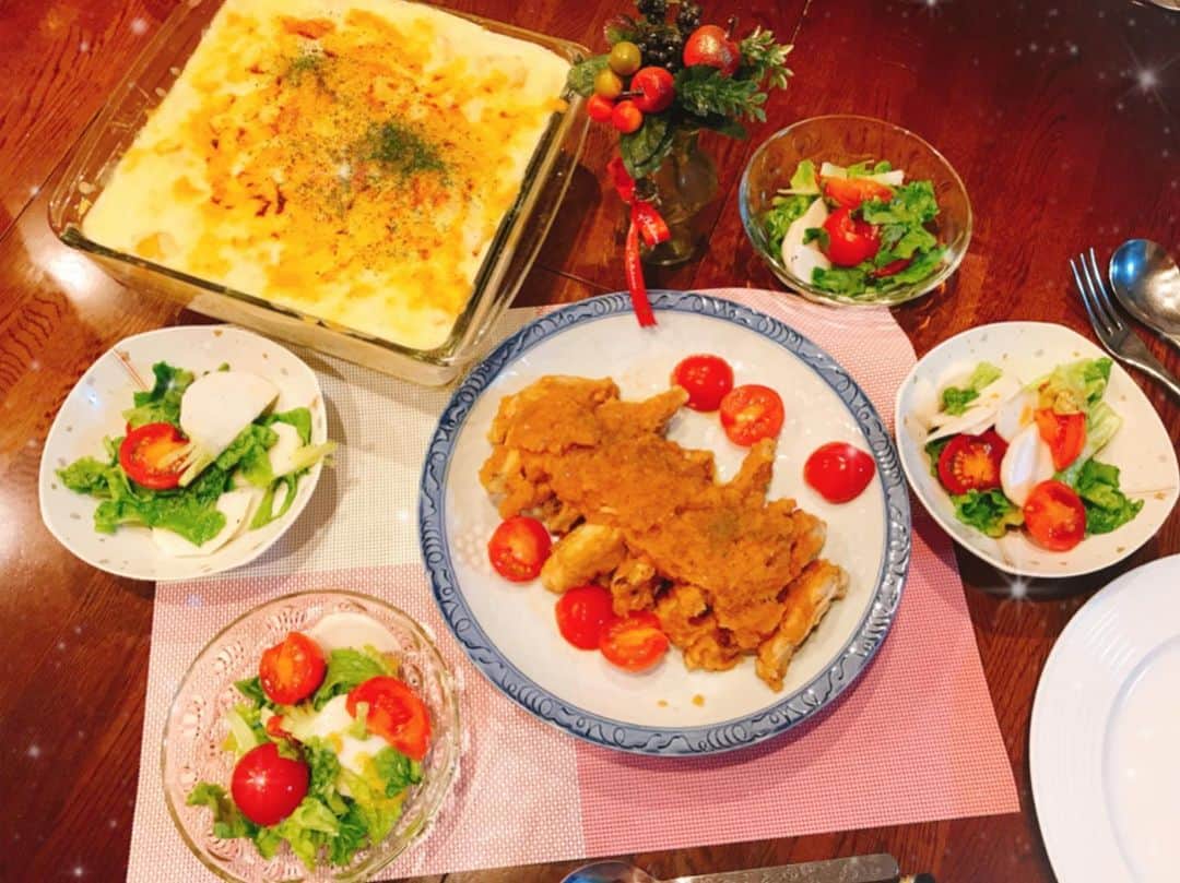 佐藤もも子のインスタグラム：「ホームパーティーメニュー❤️🍽 ・ ・カレーピラフのクリーミー海老ドリア ・バーベキューチキンウイング ・マーマレードドレッシングのカブサラダ  お姉ちゃんと一緒に作ったよ💕  ずっと前にお料理教室で習ったメニュー！  今年は月１でホームパーティーするのが目標😊🍒 ・  #目指せ100メニュー 65.66.67 #料理　#ホームパーティー　#冬メニュー　#お料理」