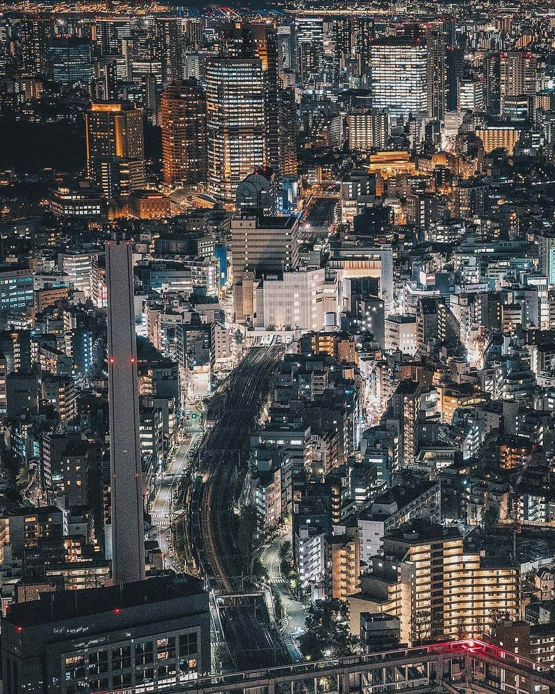 Berlin Tokyoさんのインスタグラム写真 - (Berlin TokyoInstagram)「Tokyo glowing in the sea of urban lights. . . . #hellofrom #tokyo #japan」1月5日 21時50分 - tokio_kid