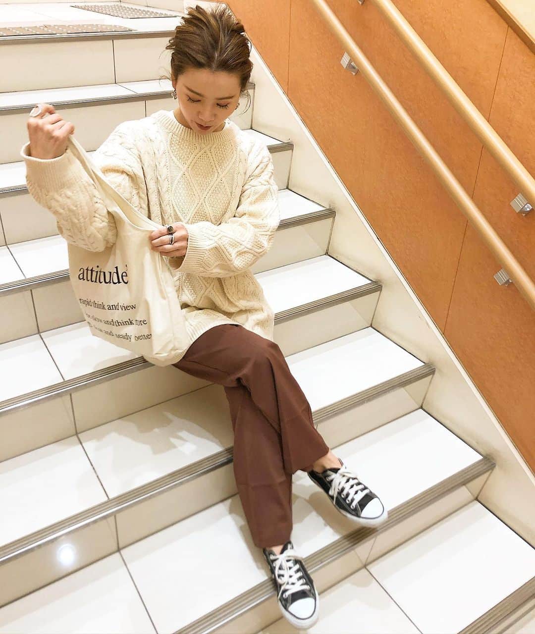 akko0718さんのインスタグラム写真 - (akko0718Instagram)「1月5日(日) . . お正月のバイトは激しすぎて体がボロボロ💀💦 . 早く寝て明日もがんばろう💪🏻😆 . ざっくりニットは　@mililani_style ♡ . クーポンコードを発行してもらえたよ🤗 クーポンコード→akko0108(1/8まで有効 )よかったら使ってね☺️ . トートバッグは　@ru.mint_shop.ce . LINE友達登録で500円引きクーポンプレゼント中♡ . LINE ID→@045bqvua . . #rumint #kaumo_fashion #mineプチプラ部 #locari #ponte_fashion #ootd_kob #r_fashion #mineby3mootd #おちびコーデ #おちびの輪 #低身長ファッション #プチプラコーデ #シンプルコーデ #アラフォーコーデ #155cmコーデ #大人カジュアルコーデきれいめコーデ #ケーブルニット #カフェオレコーデ #トートバッグコーデ #黒コン #スニーカーコーデ #ブラウンパンツ」1月5日 22時02分 - akko0718