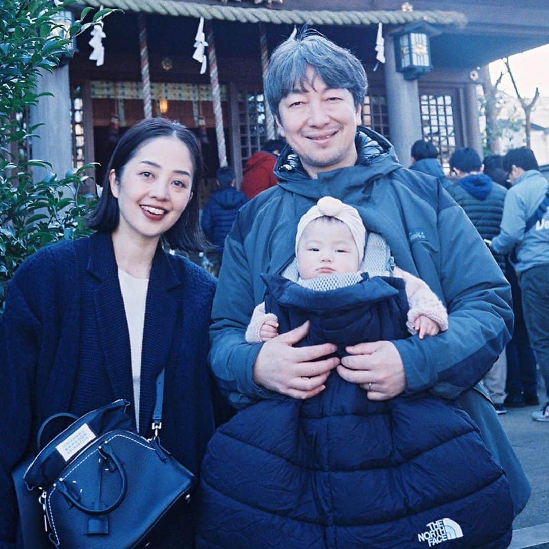 濱中鮎子のインスタグラム：「お嬢、初の初詣。 元旦に。  #初詣お嬢2020  #知らん顔してる」