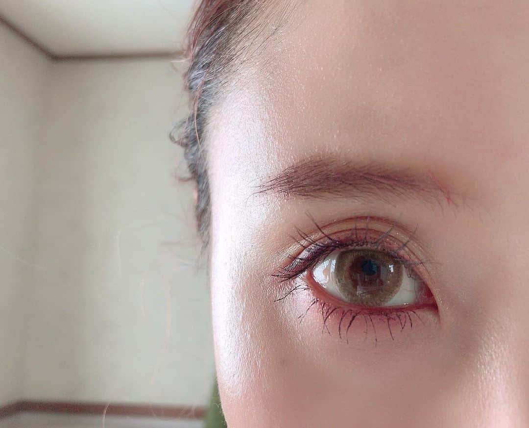 井上花実のインスタグラム：「着け心地が軽い色素薄い系レンズ🧚‍♀️ 厚みがなくて柔らかいのでコンタクトしてる事を忘れるくらい軽い🙆🏼‍♀️💫 コンタクト▶︎スリーラブベリー/ハニーハニー フチがない柔らかいベージュ🦘 : コンタクトはオンラインコンタクト @onlinecontact ⬅︎ここから購入できます  https://www.online-contact.cc/fs/contact/c/3love-berry : #スリーラブベリー #3LOVEBERRY #ハニーハニー #中野恵那 さんイメモ #ヘーゼルカラコン#ベージュ#コンタクト#色素薄い系カラコン #カラコンレポ #カラコン #コンタクトレンズ#アイメイク#オンラインコンタクト #ナチュラルカラコン#オレンジメイク #カラコン着画 #makeup#eyemakeup#ピンクメイク#ピンク#アイライン#カラーライン#血色メイク#カラーメイク#赤メイク#ラッシュアディクト#まつ育#カラーマスカラ#色素薄い系」