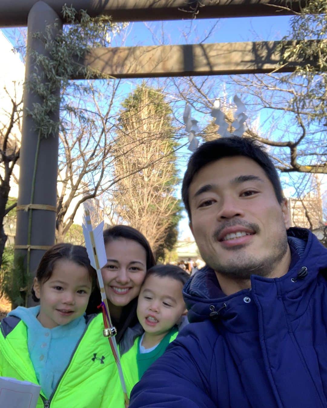エリナ シルカのインスタグラム：「香取神社で初詣。 スポーツの神様、今年もよろしくお願いします☺️ ちなみにおみくじはこうちゃんだけが大吉でした笑」