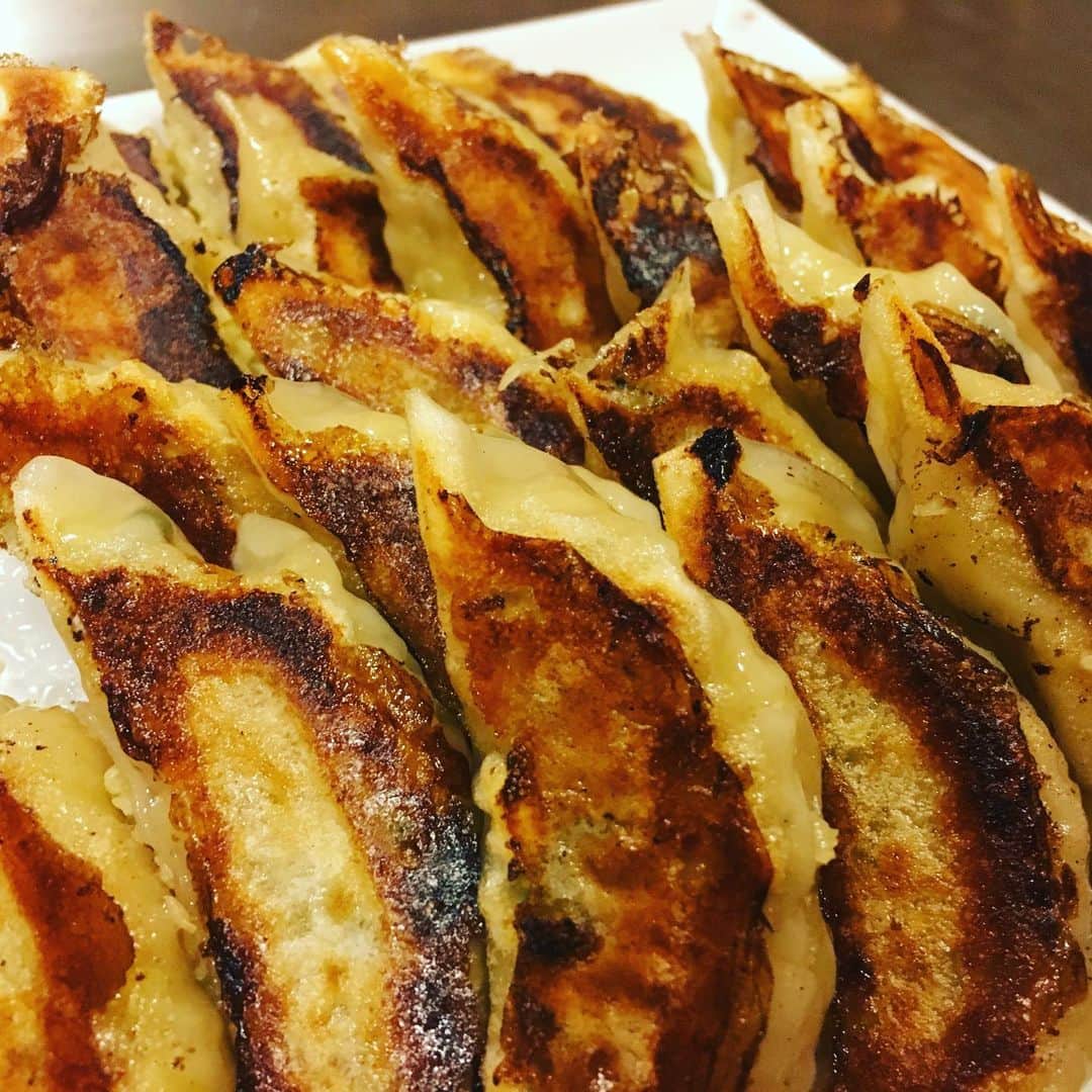 宮田麺児のインスタグラム：「餃子にお好み焼き」