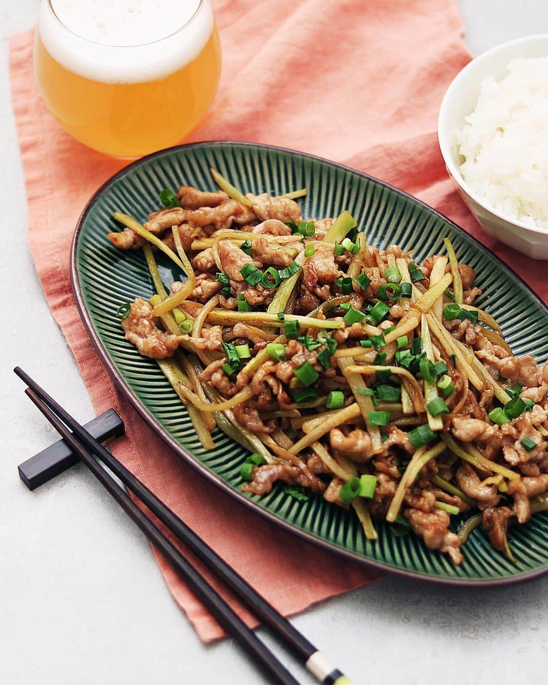 utoshさんのインスタグラム写真 - (utoshInstagram)「【レシピ付】Chinese stir-fry pork & broccoli stalk. 「ブロッコリーの芯を使ったチンジャオロースー」 絶対に一度作ってみてほしい。捨てる部分のブロッコリーの芯をつかってチンジャオロースー！ . これに勝てるブロッコリーの芯レシピってそうそう無いのでは？って思いますね。 本当にだまされたと思って作ってみてほしい。病み付きになりますよ。ブロッコリーの芯を見るとこのチンジャオロースー作りたくなる様になりますよ。 . . ブロッコリーの芯があれば、あとは豚肉だけあれば作れるレシピ。それだけでメインが1品できてしまうんです。 節約レシピとしても、サスティナブルな料理としても、良いと思います。 . . 最近お酒が進む料理ばっかり作ってるな〜。これも進む進む。 . . レシピはこちら↓ . ＿＿＿＿＿＿＿ . ブロッコリーの芯を使ったチンジャオロースー（2人分） . 【材料】 薄切り豚肉 200g ブロッコリーの芯 1本分 サラダ油 大さじ2（2回分） . A 片栗粉　大さじ1 塩　少々 . B（合わせ調味料） 酒　大さじ2 砂糖　小さじ1/2 しょう油　小さじ1 オイスターソース　大さじ1（なかったら普通のソースでも） . . 【作り方】 （1）薄切り豚肉は、高さ5cm、幅1cmくらいに細めに切る。ブロッコリーの芯は皮むき器で皮を剥き（外皮は固くて厚いので、かなり削ってしまってもいい）、千切りにする。（5cmの高さに切りそろえて、半月になるように半分に切り、そこからは人参などと同じ様にせんぎりにする）。 （2）豚肉はボウルに入れ、Aの塩を入れ、片栗粉をいれてよく混ぜ合わせてパラパラにしておく。Bの合わせ調味料を合わせておく。 （3）フライパンに油を入れ、1のブロッコリーの芯を炒め、一度取り出す。 （4）空いたフライパンに豚肉をいれ、サラダ油を入れ火が入るまでよく炒めて、3のブロッコリーの芯を入れ戻し、Bの合わせ調味料を回し入れたらさっと炒めて完成。 . ＿＿＿＿＿＿＿ . . ぜひ作ってみてくださいね。 No local No food おいしく楽しく！ . #チンジャオロースー #ブロッコリー #ブロッコリーの芯 #ややはつレシピ #献立UPレシピ #スタートUPレシピ #スタートアップレシピ #献立 #とりあえず野菜食 . #ellegourmet#lunch#brunch#breakfast#foodporn#instagramjapan#vsco#IGersJP#onthetable#ランチ#おうちカフェ#うちごはん#暮らし#フーディーテーブル #cooking #おうちごはん#朝ごはん#japanesebreakfast」1月5日 22時06分 - utosh