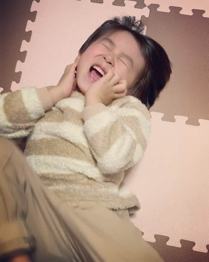 SHOGのインスタグラム：「腹筋できない☺︎ 特訓しようと思ったが‥ こりゃムリだな。 * #たれまゆちゃん #腹筋#腹筋トレーニング #男の子#息子#4歳#7月生まれ #コズレ#コドモノ#ママリムービー」