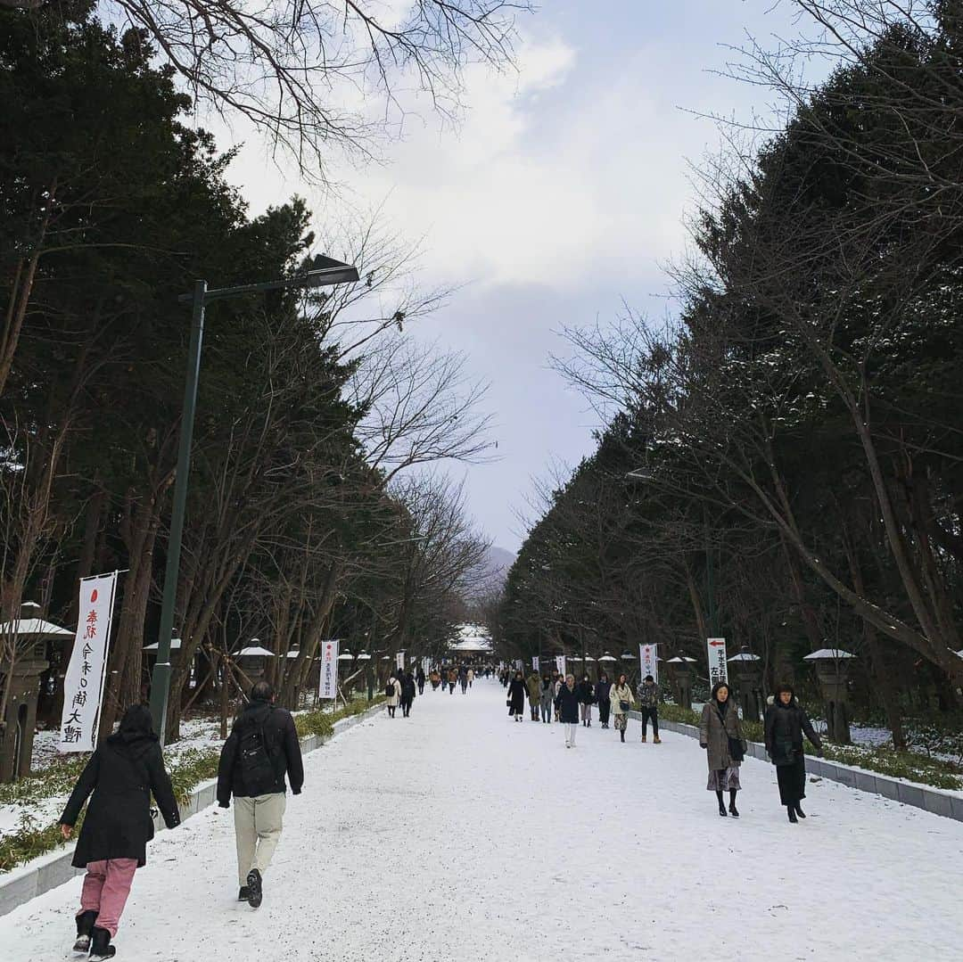 阿部晋也さんのインスタグラム写真 - (阿部晋也Instagram)「明けましておめでとうございます。 今年もよろしくお願いします。  てことで、今日は家族で北海道神宮へ御詣りに行って来ました⛩  おみくじを引いたら「病気　早く全快します」という今の僕にとってなんとも心強過ぎて怖いくらいの事が書いてありましたが、せっかくなので信じてみます。去年も大吉だったんですけどね…笑  それでは明日からヨーロッパ遠征なので、頑張ってきます✈️🇨🇭🇫🇮 #北海道コンサドーレ札幌 #コンサドーレカーリングチーム #北海道神宮 #明日からスイス #荷造りはこれから #潰瘍性大腸炎 #UC #IBD」1月5日 22時09分 - shinyabe106