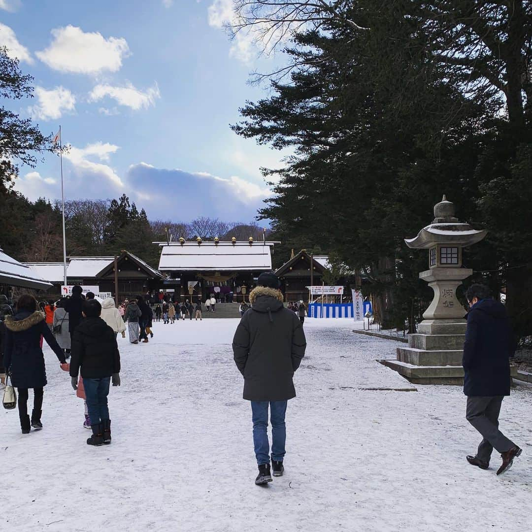 阿部晋也さんのインスタグラム写真 - (阿部晋也Instagram)「明けましておめでとうございます。 今年もよろしくお願いします。  てことで、今日は家族で北海道神宮へ御詣りに行って来ました⛩  おみくじを引いたら「病気　早く全快します」という今の僕にとってなんとも心強過ぎて怖いくらいの事が書いてありましたが、せっかくなので信じてみます。去年も大吉だったんですけどね…笑  それでは明日からヨーロッパ遠征なので、頑張ってきます✈️🇨🇭🇫🇮 #北海道コンサドーレ札幌 #コンサドーレカーリングチーム #北海道神宮 #明日からスイス #荷造りはこれから #潰瘍性大腸炎 #UC #IBD」1月5日 22時09分 - shinyabe106